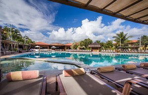 6 outdoor pools, sun loungers