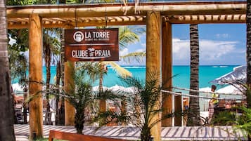 Am Strand, weißer Sandstrand, Cabañas (kostenlos), Liegestühle