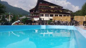 Seasonal outdoor pool, pool umbrellas, sun loungers - Hotel Bran Belvedere (Bran)