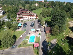 Szezonális szabadtéri medence, napernyők és napozóágyak