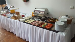 Kontinentális reggeli mindennap (fejenként EUR 8 áron)