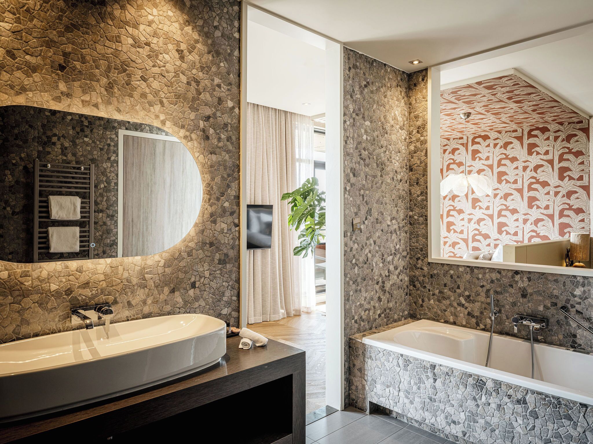 suite, sauna | bathroom | separate bathtub and shower, free toiletries, hair dryer, towels