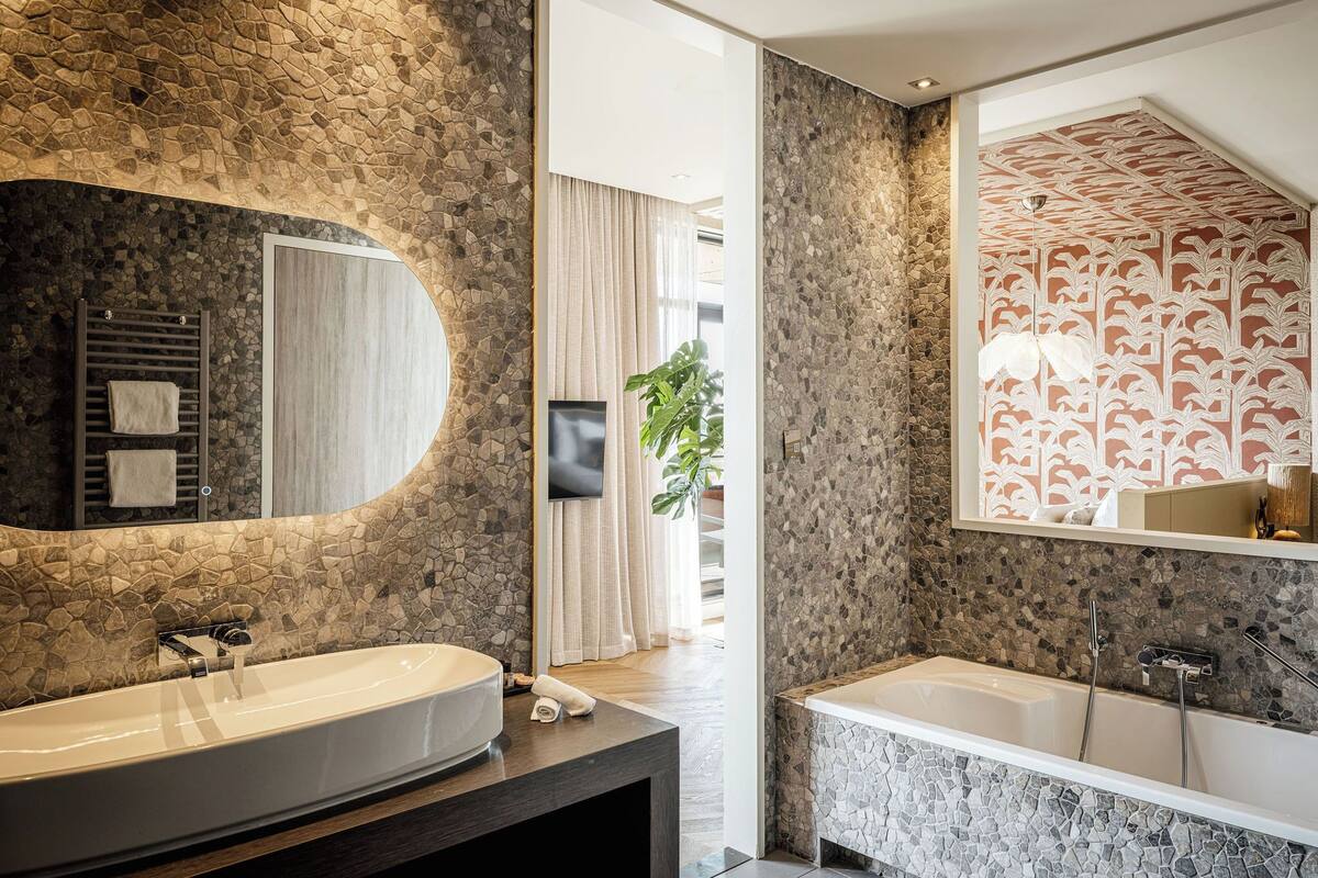 suite, sauna | bathroom | separate bathtub and shower, free toiletries, hair dryer, towels