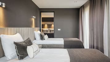 Habitación de hotel con dos camas, un armario y un espejo.
