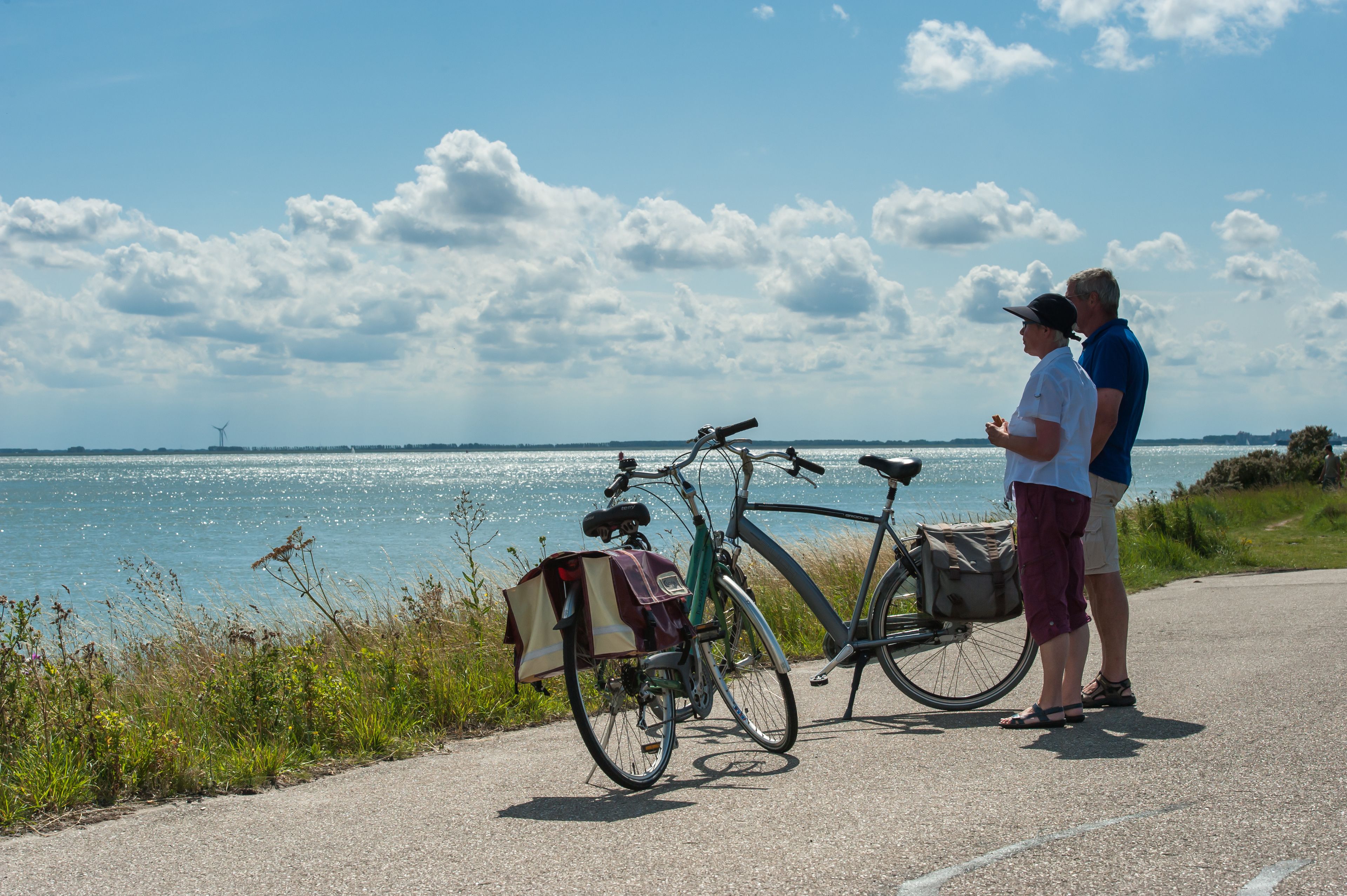 Eine Küstenstraße mit einem Fahrrad am Straßenrand.