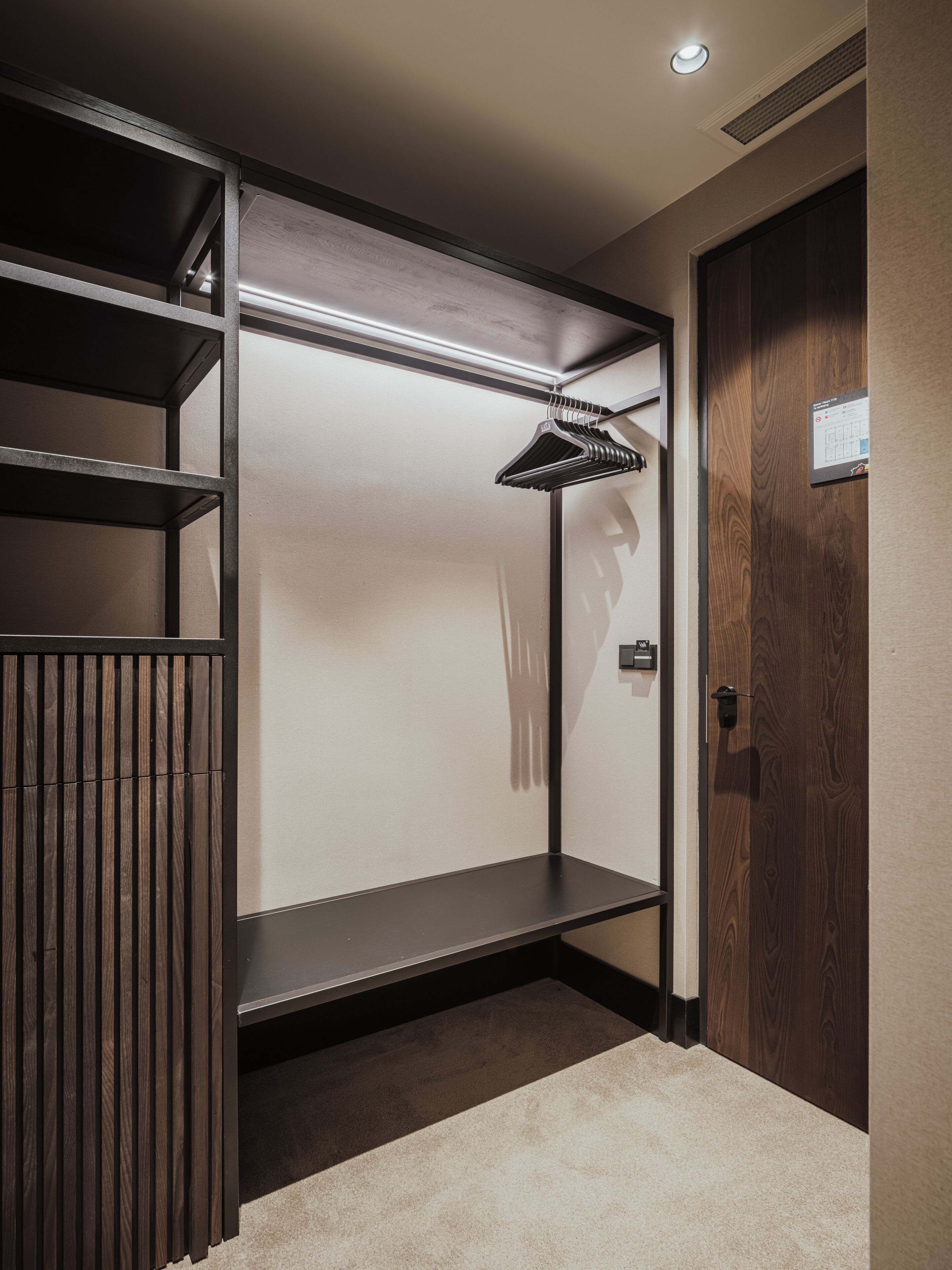 deluxe room, 1 king bed, bathtub | 1 bedroom, hypo-allergenic bedding, in-room safe, desk