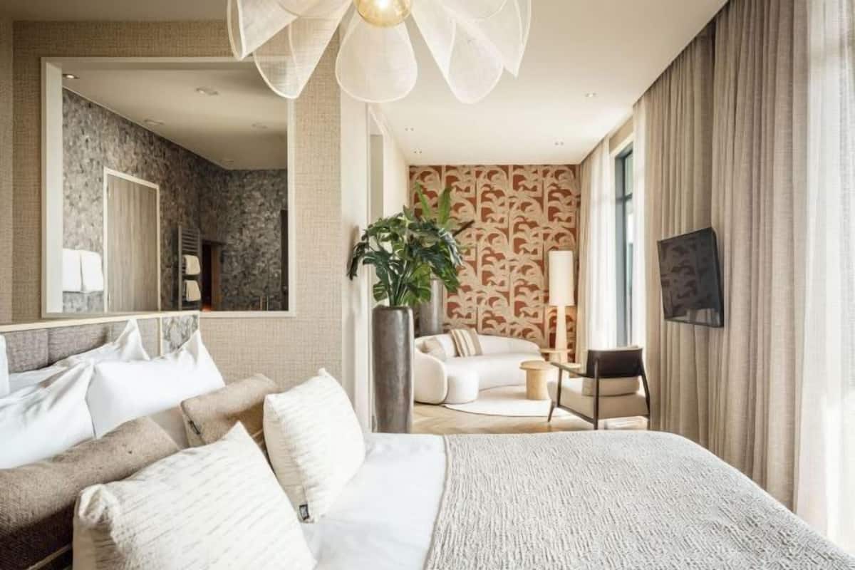 Ropa de cama hipoalergénica, caja fuerte, escritorio y cortinas opacas