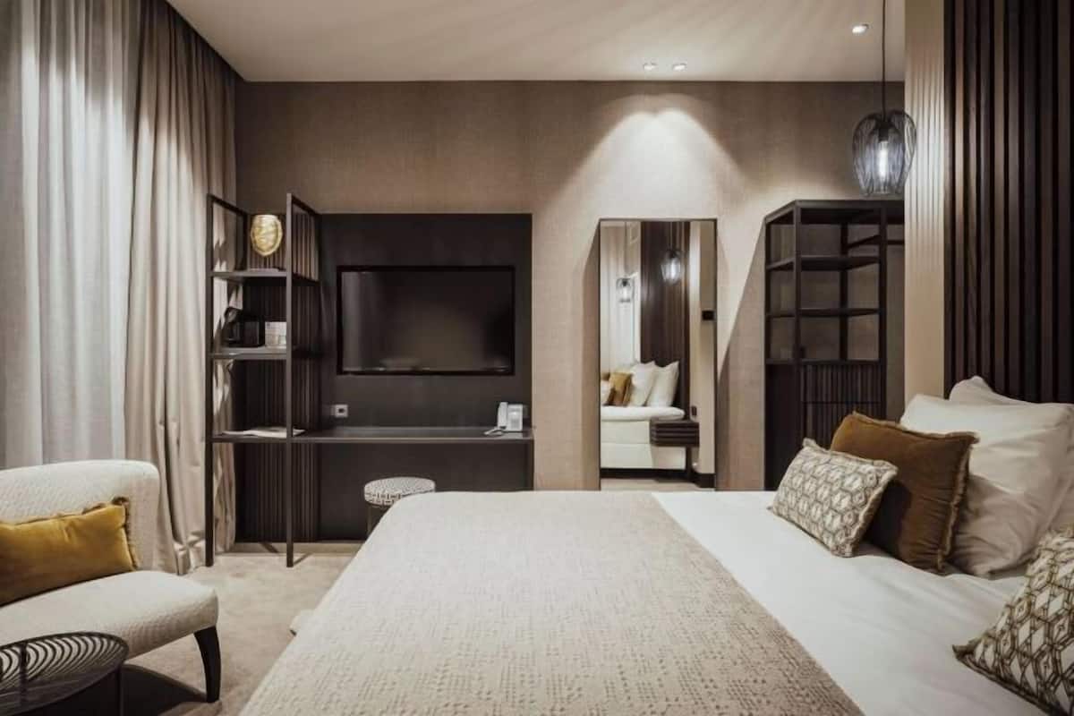 Ropa de cama hipoalergénica, caja fuerte, escritorio y cortinas opacas