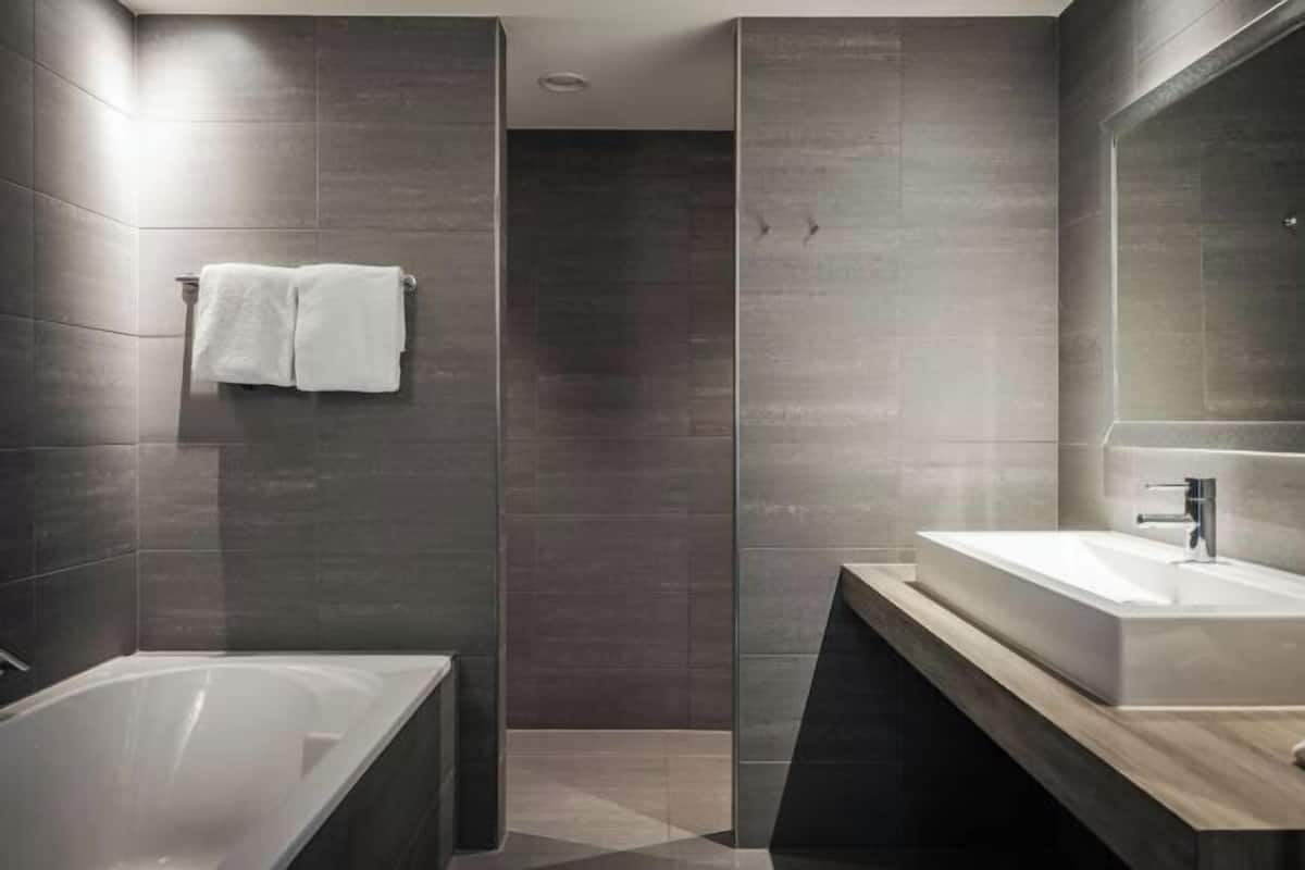 Baño | Bañera y ducha independientes y artículos de higiene personal gratuitos
