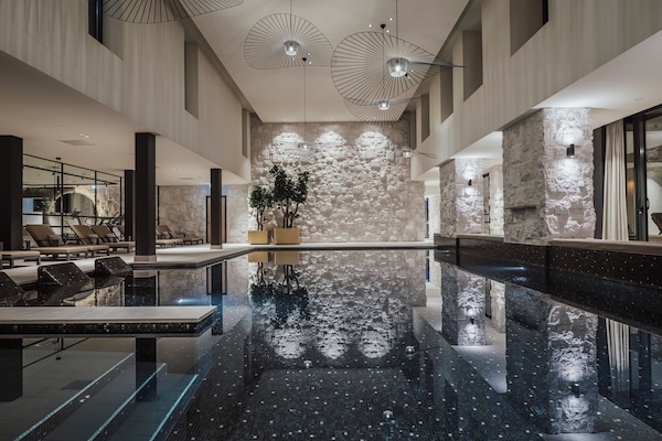 Indoor pool, sun loungers