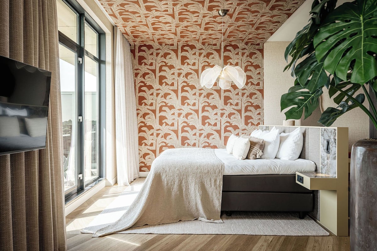 suite, sauna | 1 bedroom, hypo-allergenic bedding, in-room safe, desk