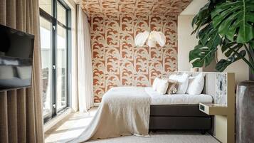 Suite, sauna | Hypoallergeen beddengoed, een kluis op de kamer, een bureau