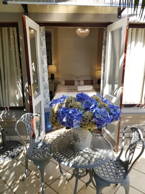 Down duvets, pillow-top beds, in-room safe, individually decorated - Villa Lugano (Johannesburg South)