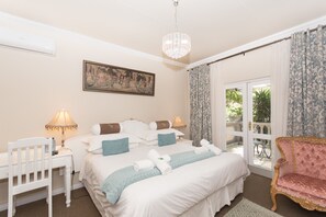 Down duvets, pillow-top beds, in-room safe, individually decorated - Villa Lugano (Johannesburg South)