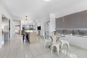 In-room dining - Beaches on Lammermoor Apartments (Lammermoor)
