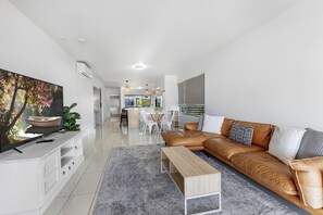 Flat-screen TV, DVD player, ping pong - Beaches on Lammermoor Apartments (Lammermoor)