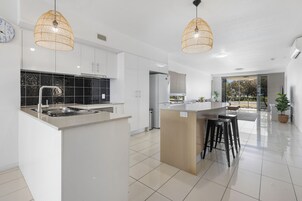 Full-size fridge, microwave, oven, stovetop