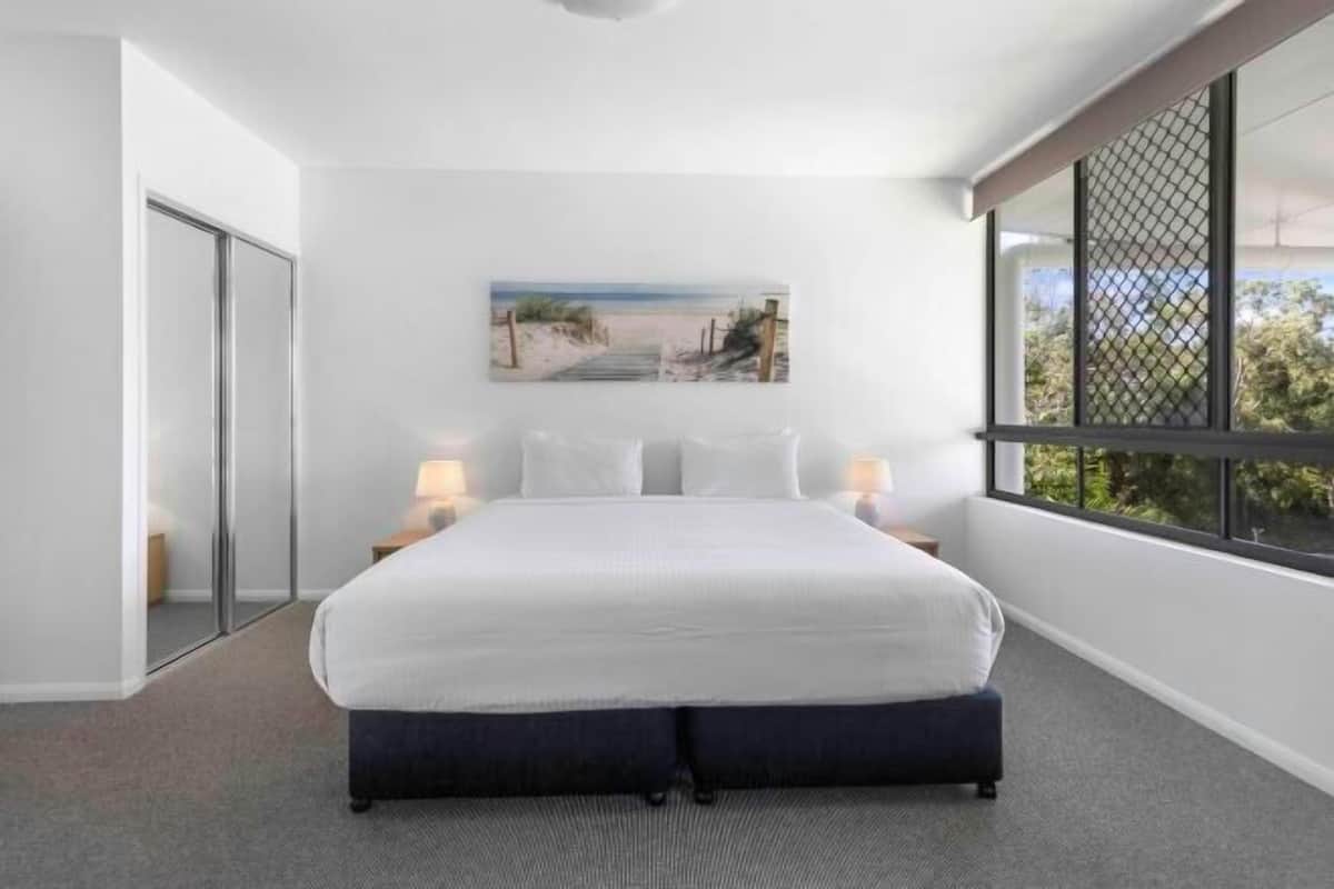 2 bedrooms, individually decorated, individually furnished