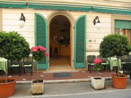 Dettaglio esterni. Albergo Natucci