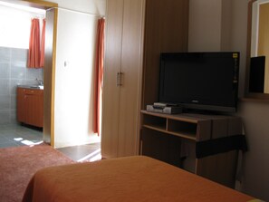 Apartment for 3 people | Area keluarga | TV LED dan perapian