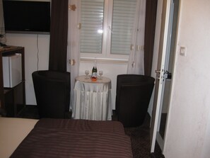 ダブルルーム シービュー | リビング エリア | LED テレビ、暖炉