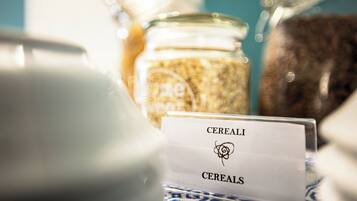Un présentoir de céréales avec des bocaux et une pancarte indiquant « CEREALI CEREALS ».