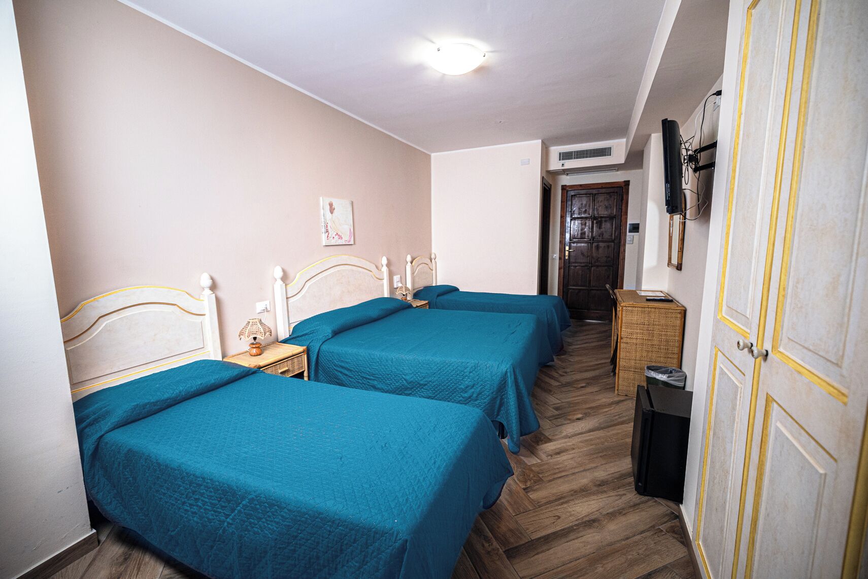 standard quadruple room, 1 bedroom | 1 bedroom, desk, blackout curtains, free wifi