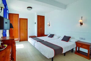 Chambre Double Deluxe | Coffres-forts dans les chambres, bureau, lits bébé (gratuits)