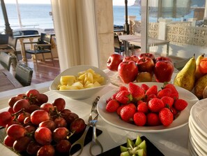 Petit déjeuner continental (8 EUR par personne)