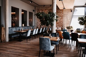 Lunch, dinner served; international cuisine, alfresco dining