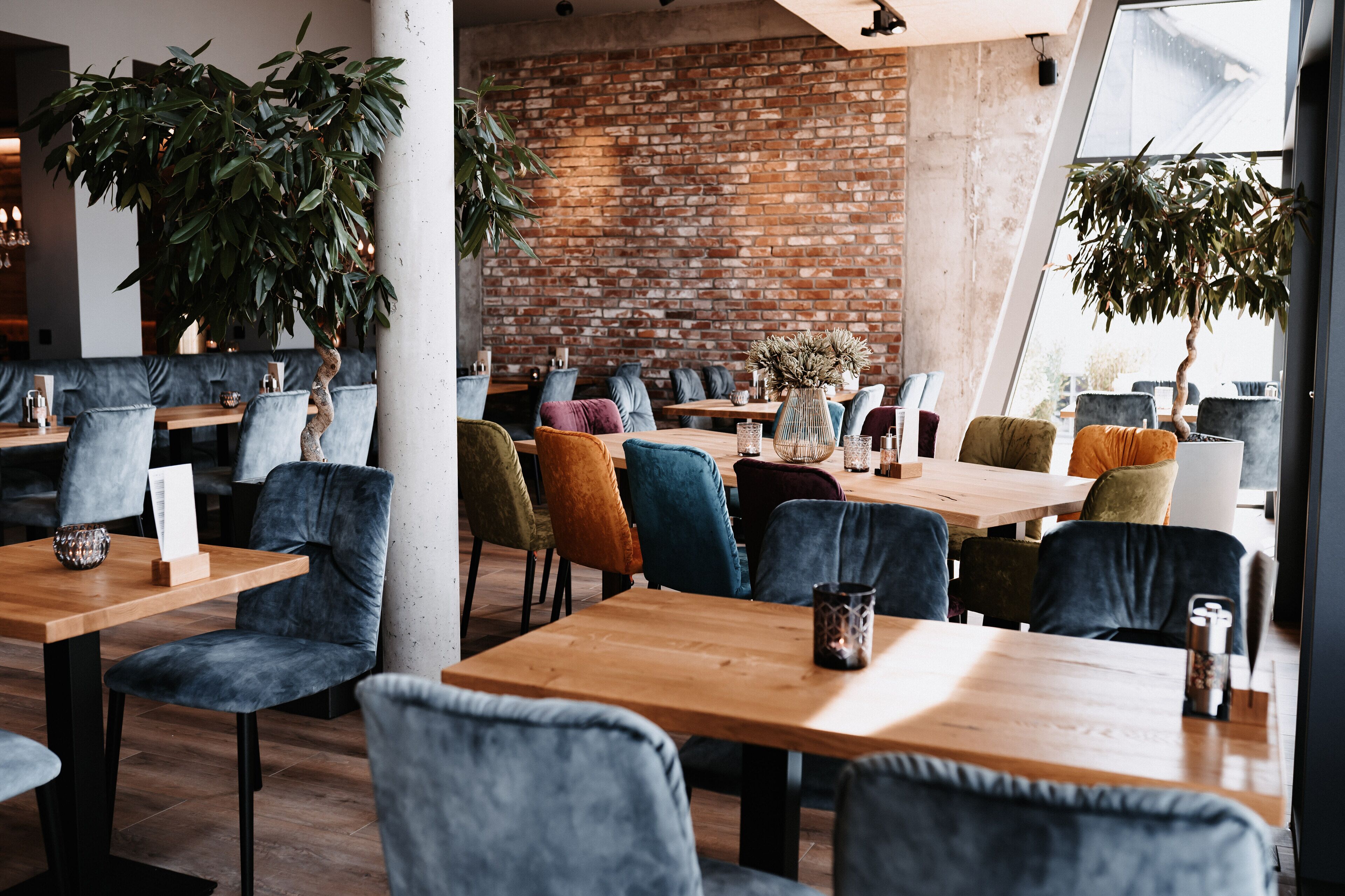 lunch, dinner served; international cuisine, al fresco dining