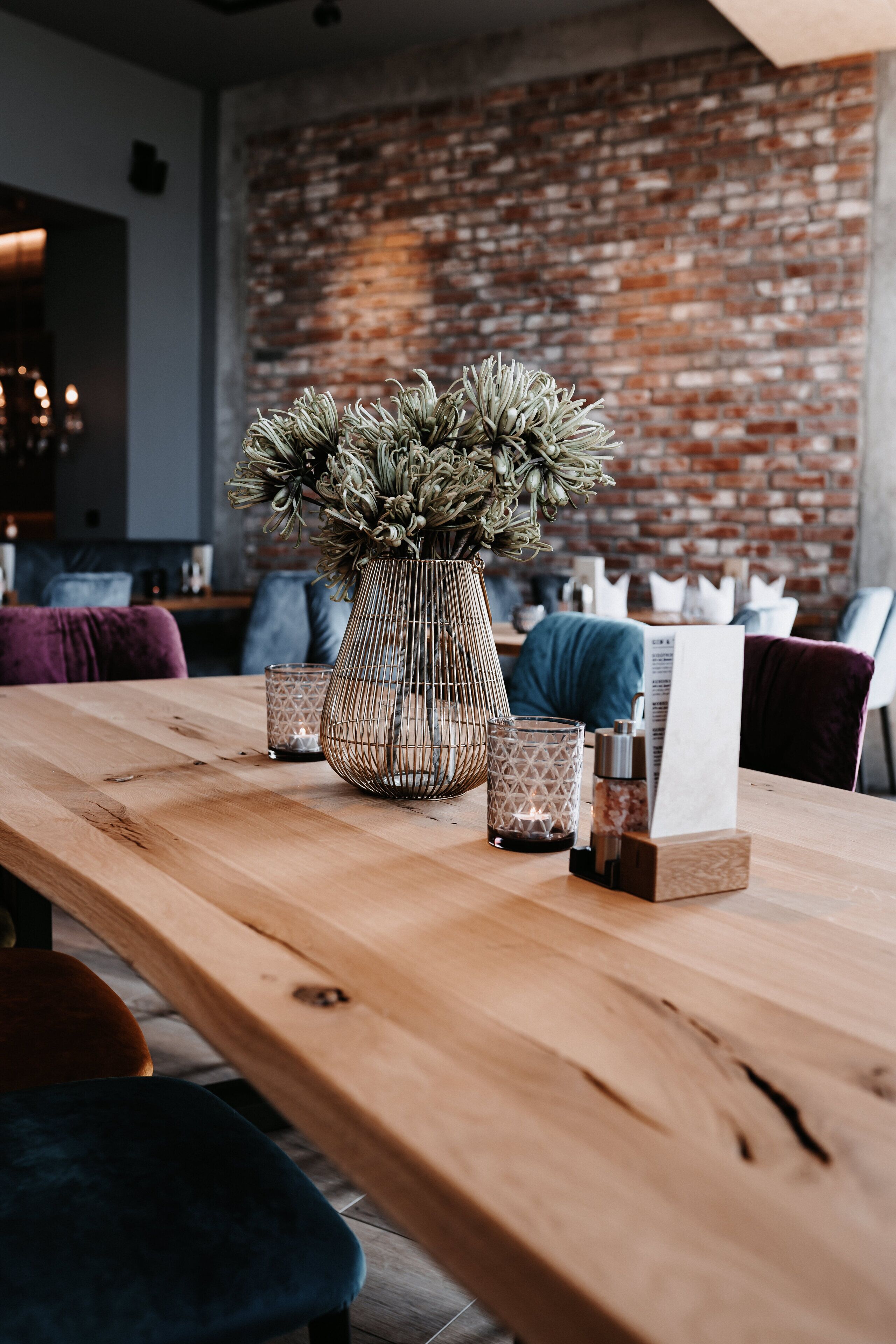 lunch, dinner served; international cuisine, al fresco dining