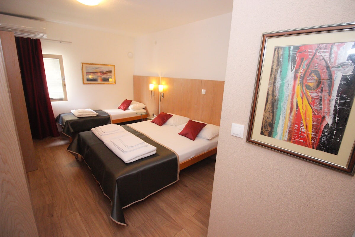 Habitación triple | Ropa de cama hipoalergénica, minibar, escritorio