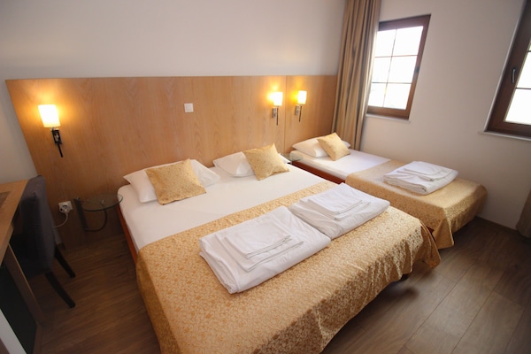 Standard-Dreibettzimmer | Minibar, individuell dekoriert, individuell eingerichtet, Schreibtisch