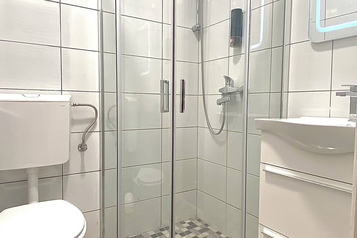 shower, free toiletries, hair dryer, slippers