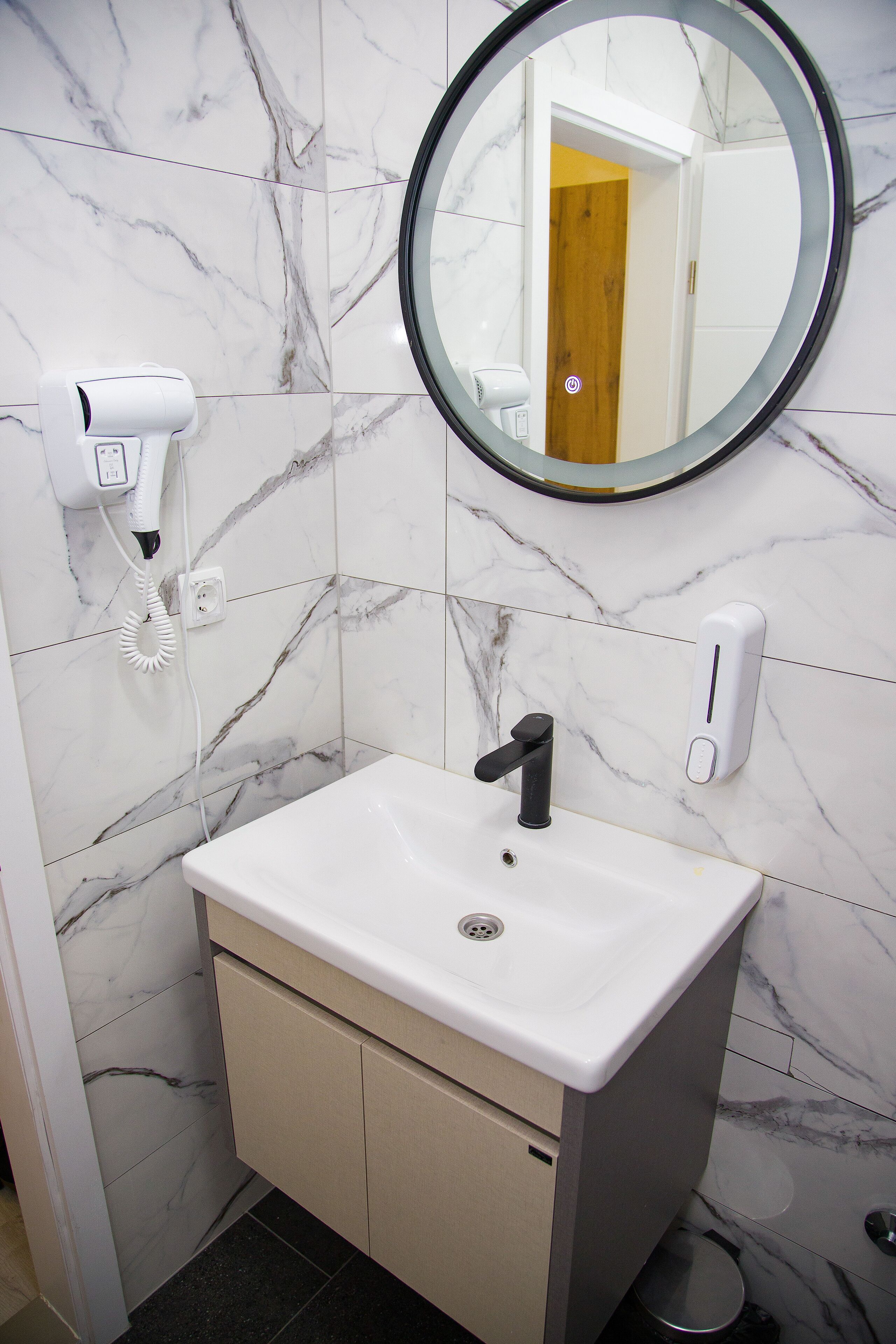 deluxe double room | bathroom | shower, free toiletries, hair dryer, slippers