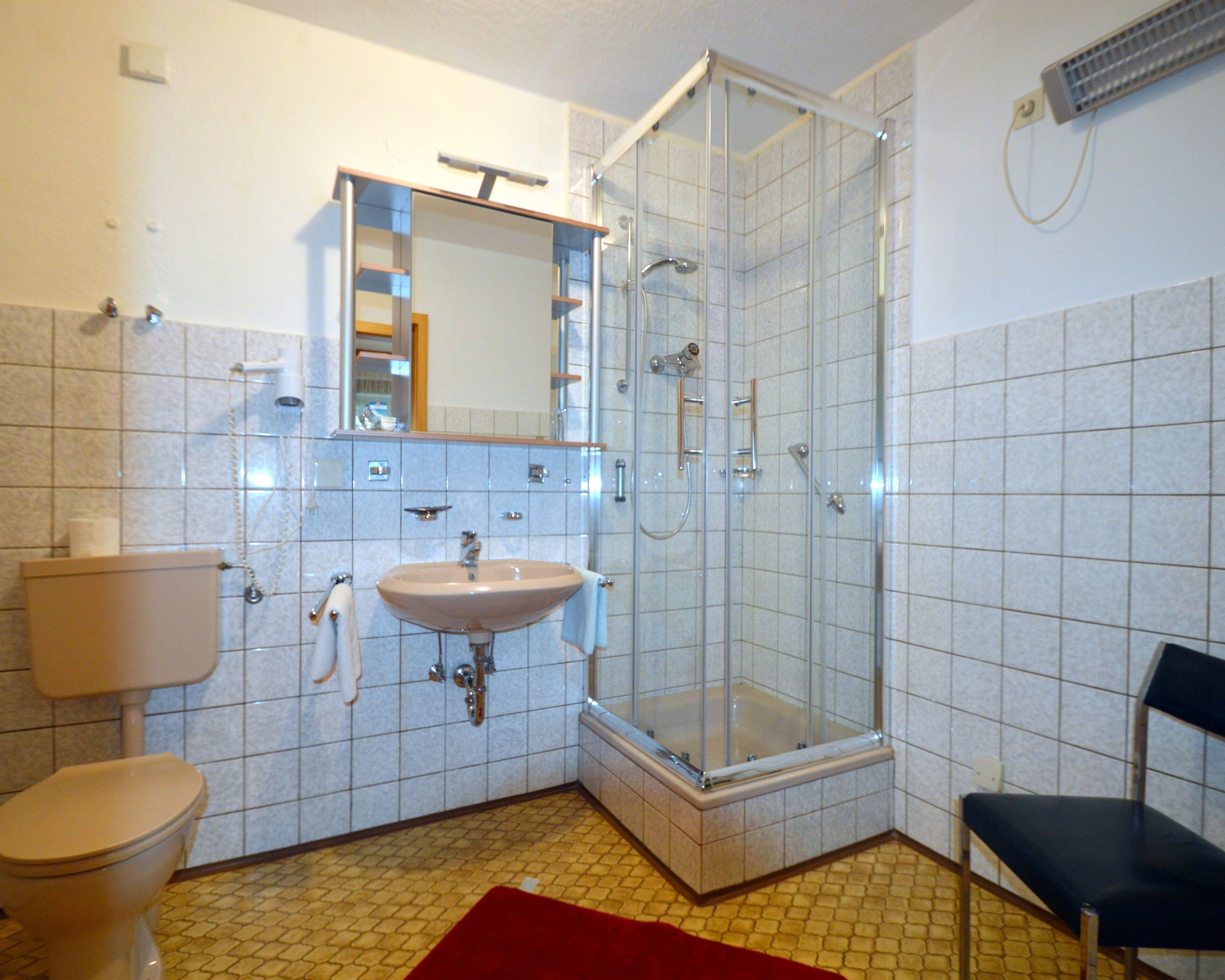 standard quadruple room, private bathroom | bathroom