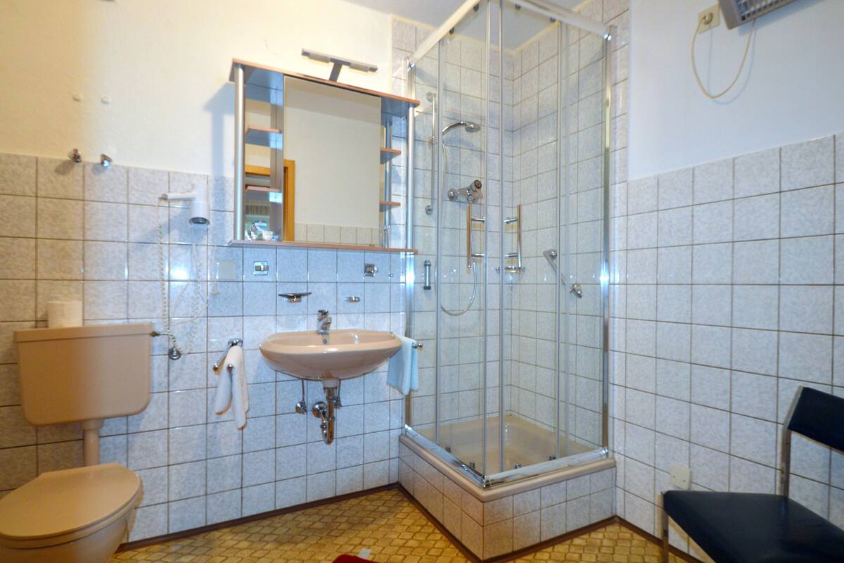 standard quadruple room, private bathroom | bathroom