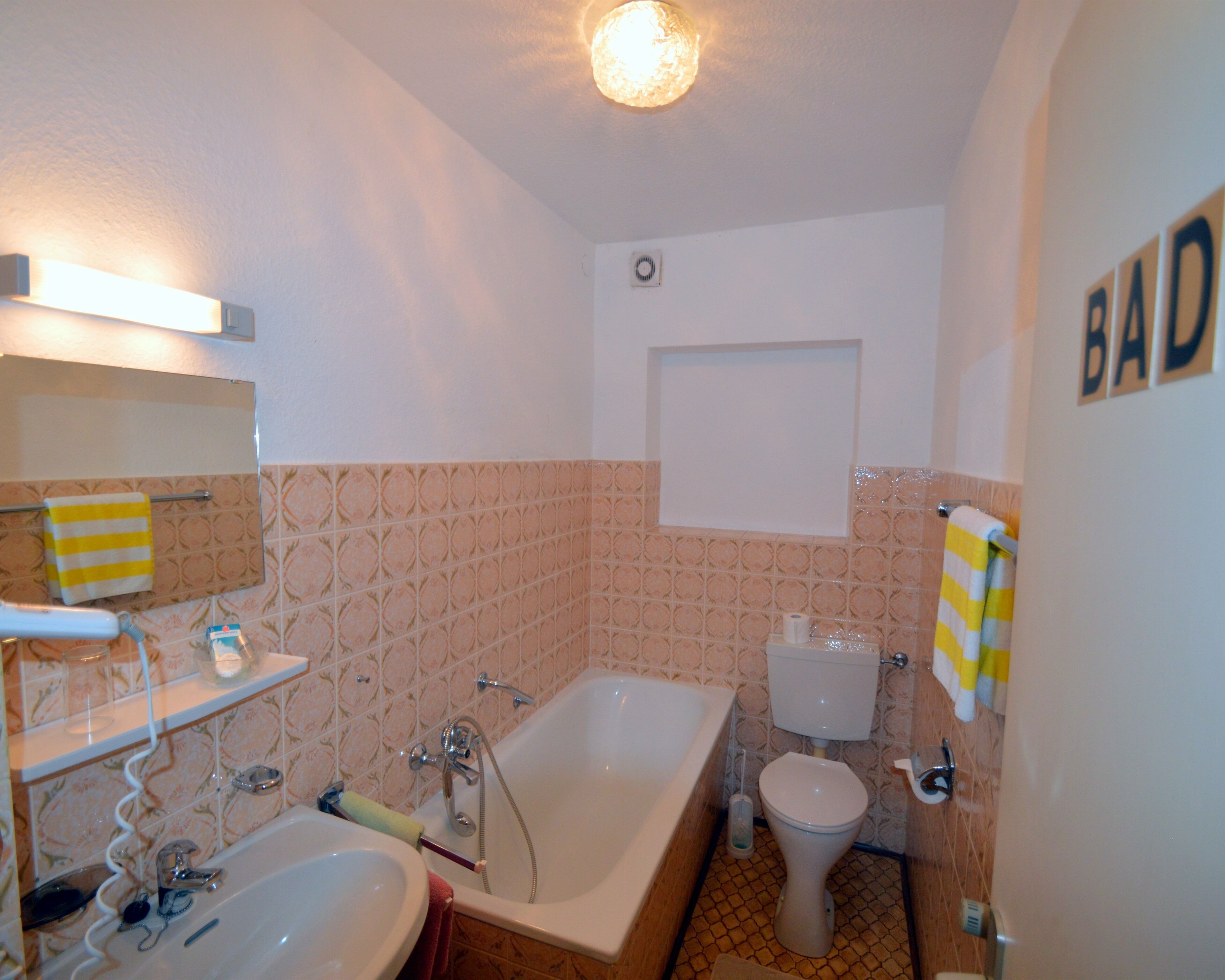 standard quadruple room, private bathroom | bathroom