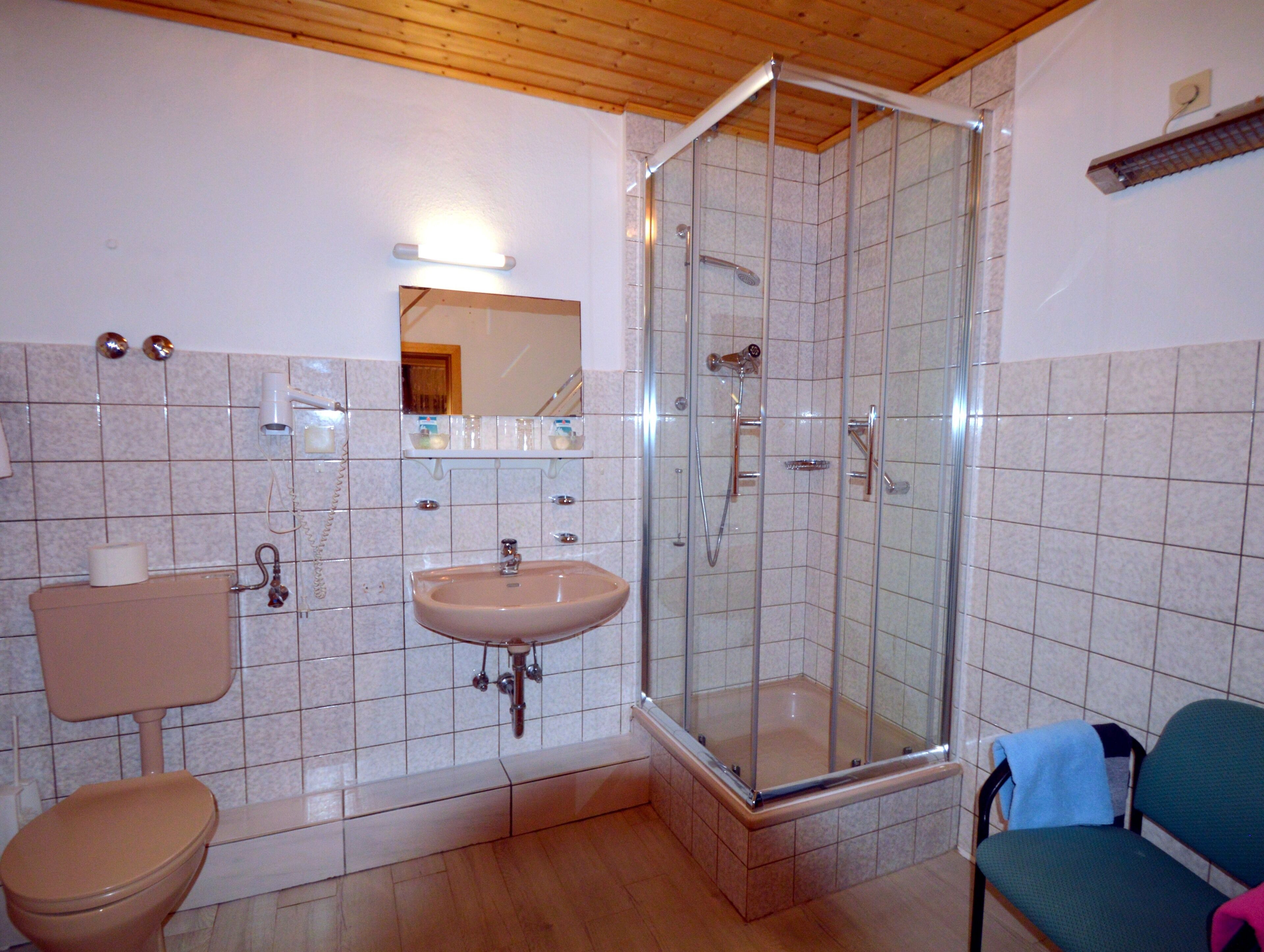 deluxe quadruple room, private bathroom | bathroom
