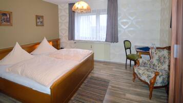 Deluxe-Vierbettzimmer, eigenes Bad | WLAN