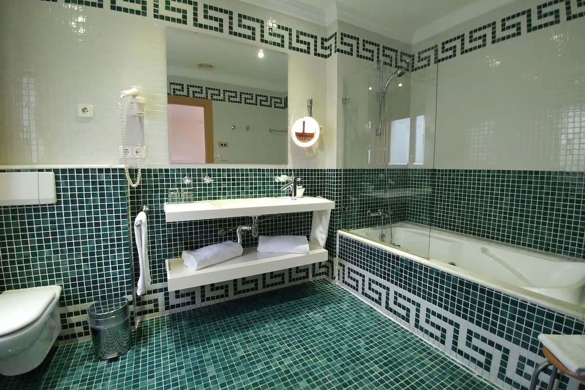 double room | bathroom | free toiletries, hair dryer, towels, soap