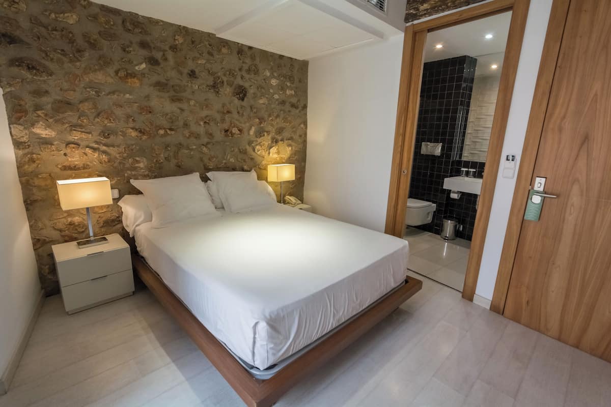 ميني بار وخزنة داخل الغرفة ومكتب ومساحة عمل للكمبيوتر المحمول
