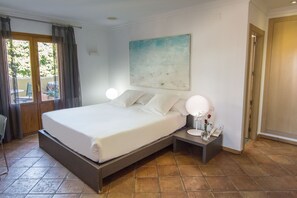 Dobbeltrom – superior, terrasse | Minibar, safe på rommet, individuelt dekorert og skrivebord