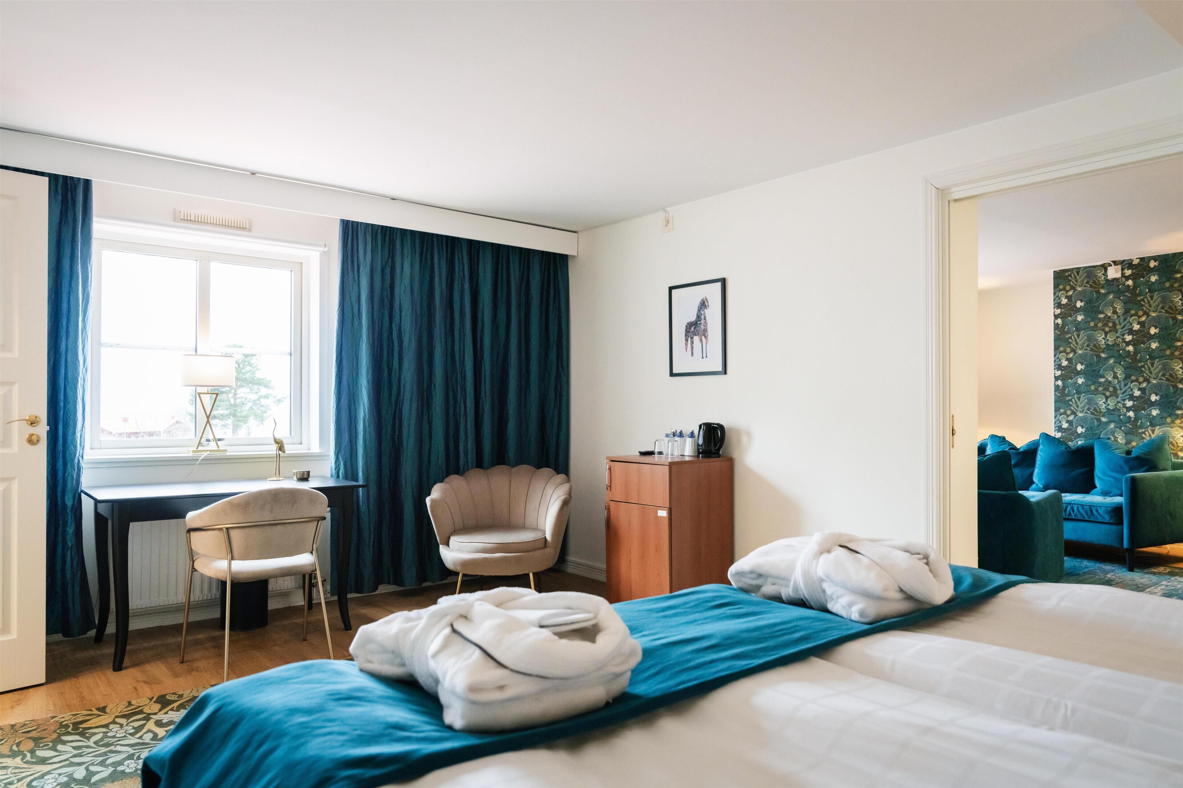 Suite, 1 cama King size, sauna, vista al lago | Decoración personalizada, muebles diferentes, escritorio y camas extra 