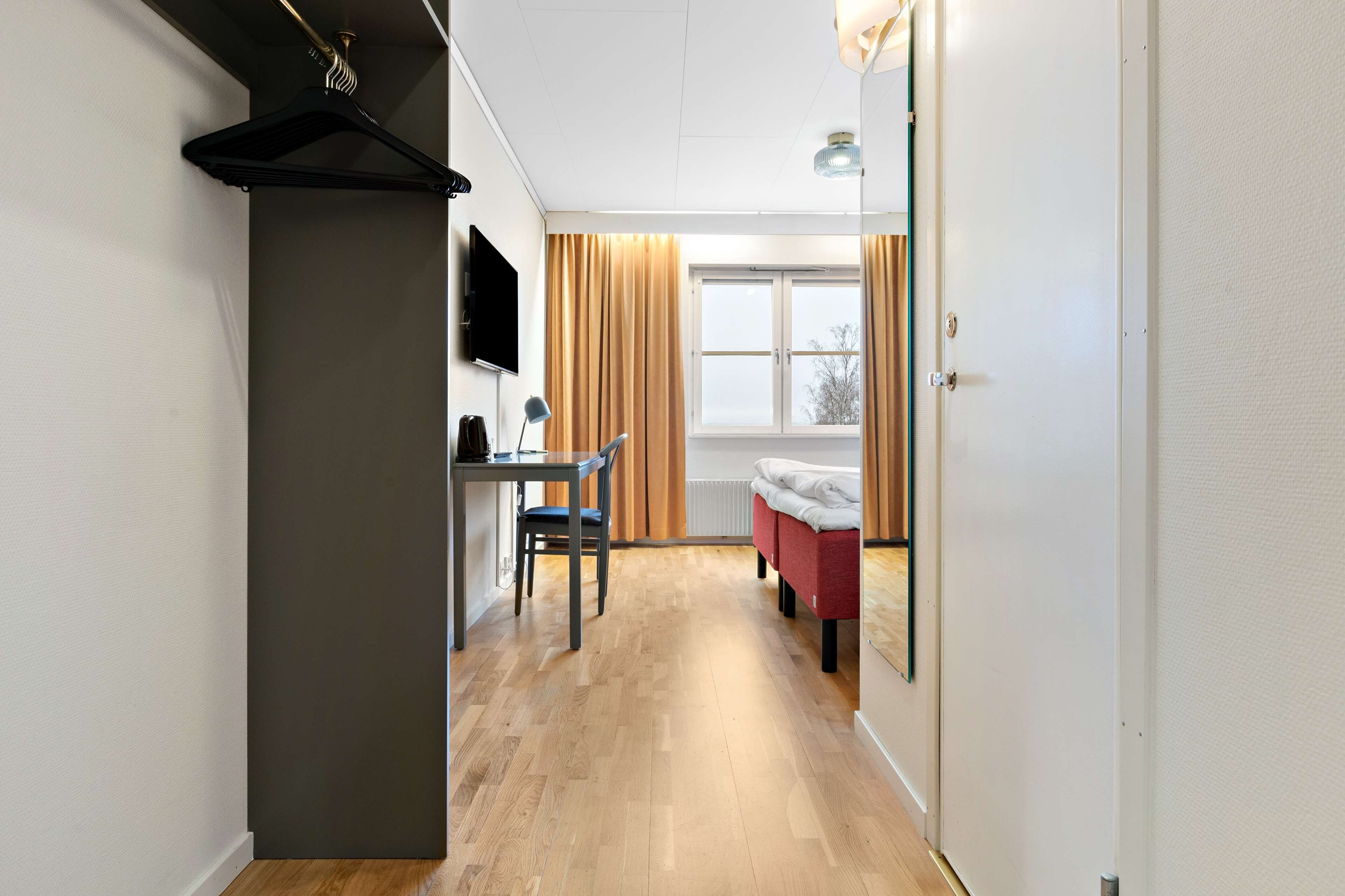 standard room, 1 king bed, non smoking (view) | 1 bedroom, individually decorated, individually furnished, desk