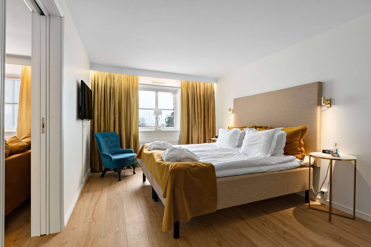 suite, 1 king bed, hot tub, lake view | 1 bedroom, individually decorated, individually furnished, desk