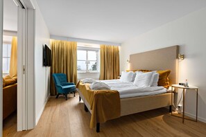 Suite, 1 letto king, idromassaggio, vista lago | Con stile personalizzato, con arredamento individuale, una scrivania