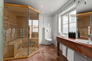 Suite, 1 kingsize-seng, badstue, utsikt mot innsjø | Bad | Hårføner og håndklær