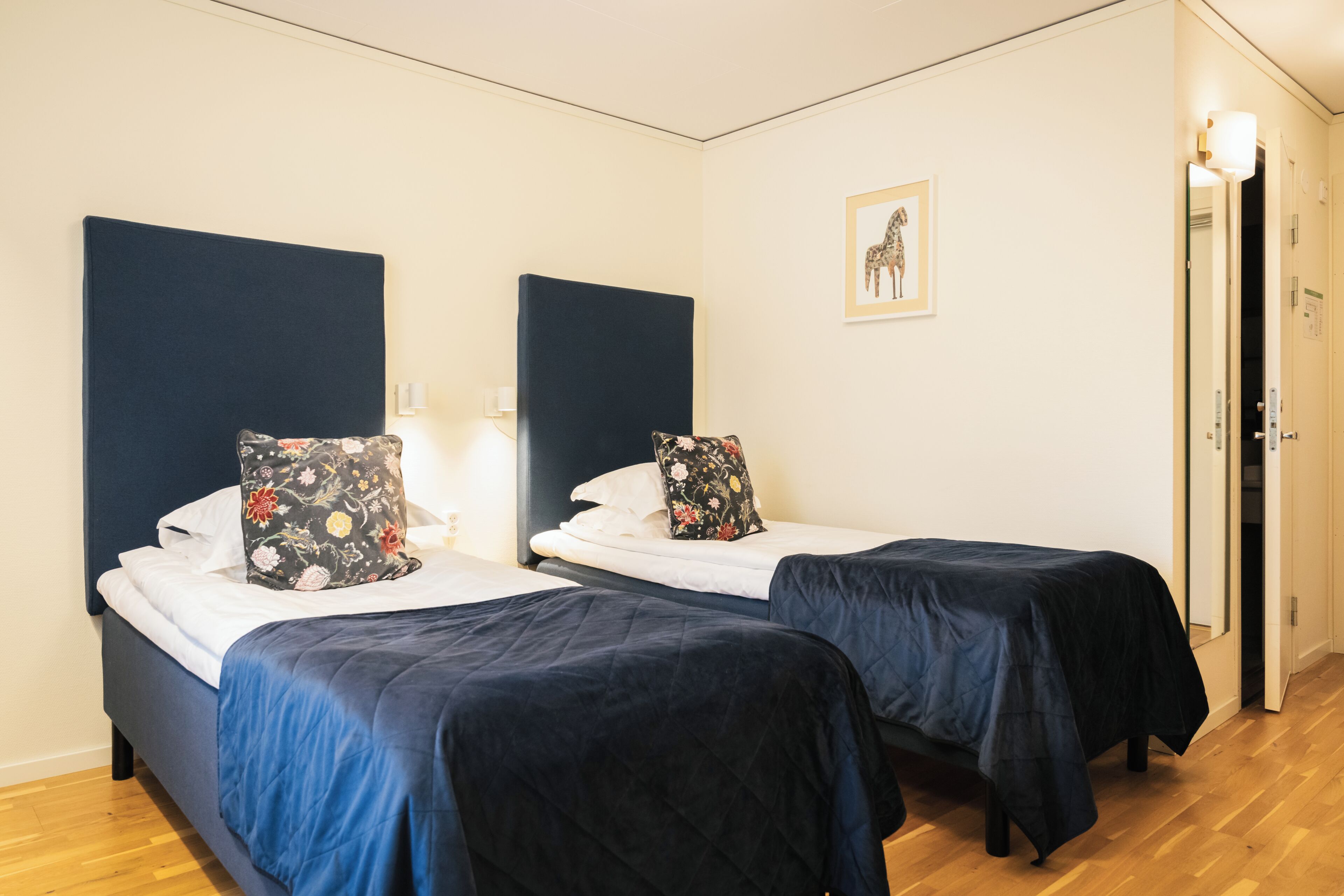 Standard Room, 2 Twin Beds, Non Smoking | Individually decorated, individually furnished, desk, rollaway beds
